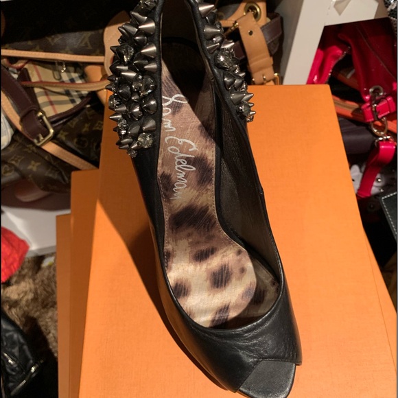 Authentic Studded with Crystal heels ,Brand new - Picture 1 of 4